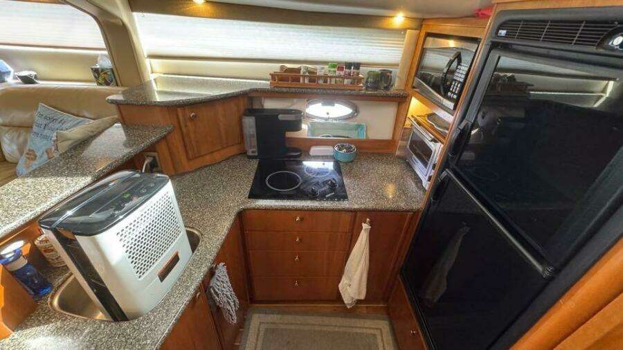 2004 Meridian 459 Galley port