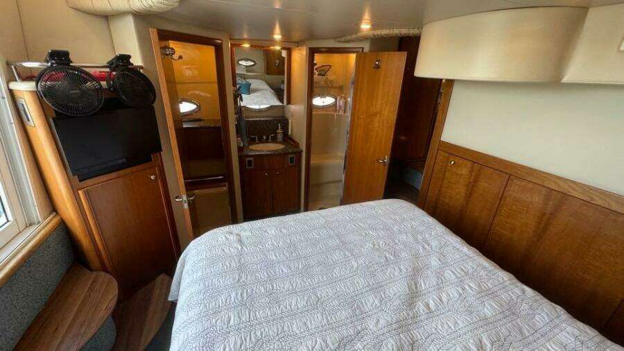 2004 Meridian 459 Aft Primary Stateroom