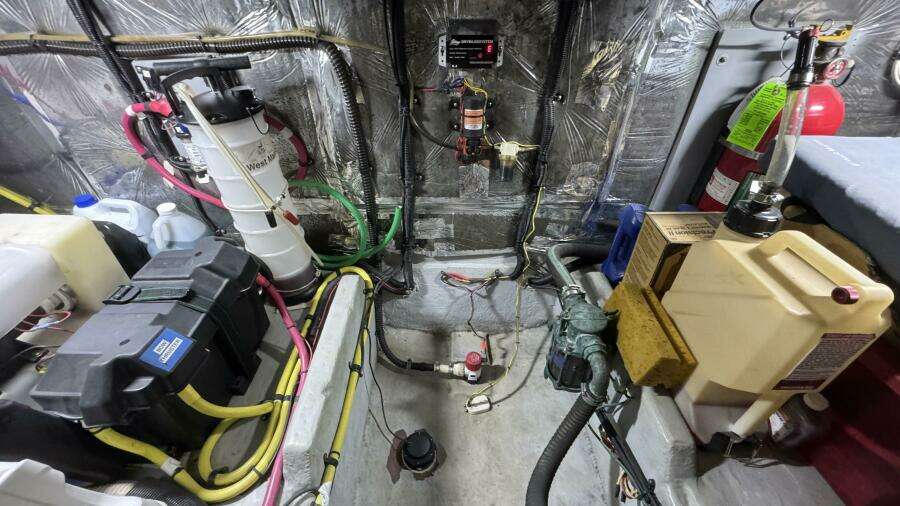 2004 Meridian 459 Engine Room