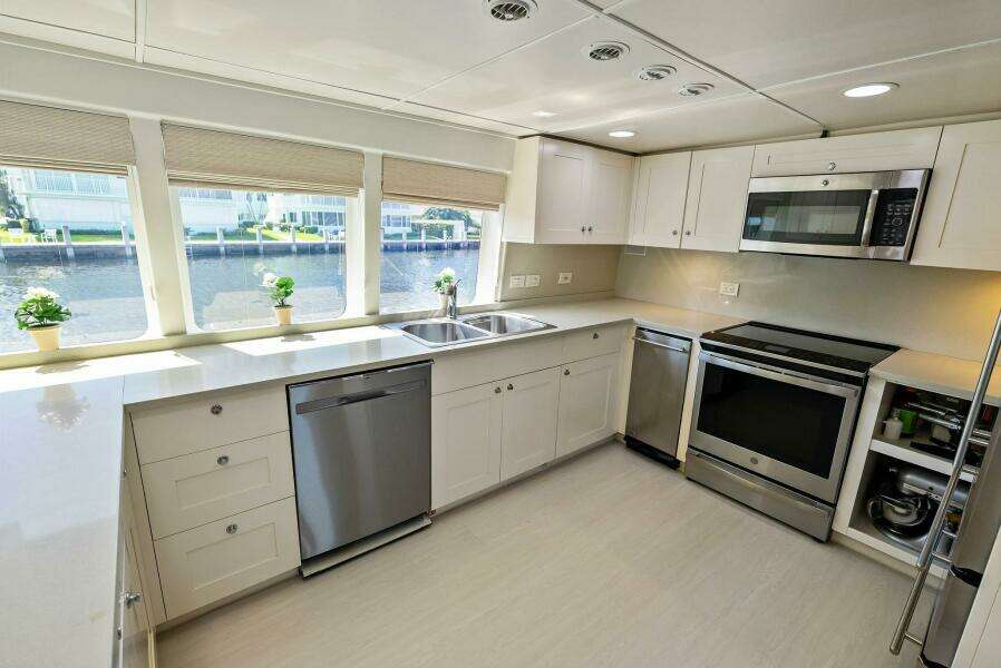 PEGASUS IX 92ft Sabre Yacht For Sale
