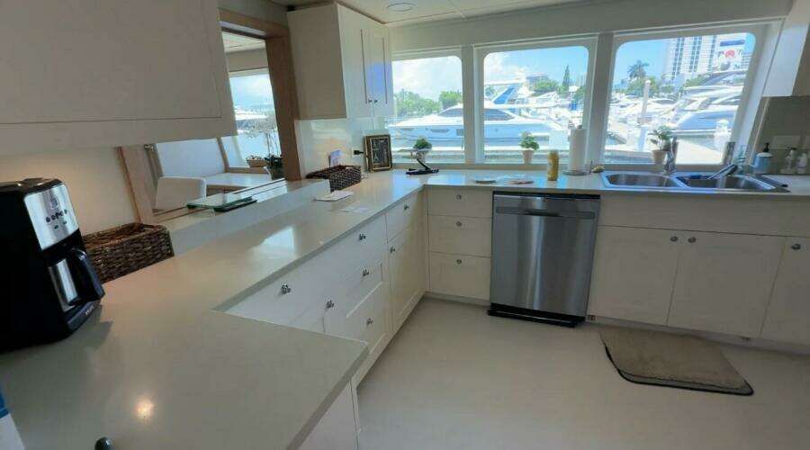 PEGASUS IX 92ft Sabre Yacht For Sale