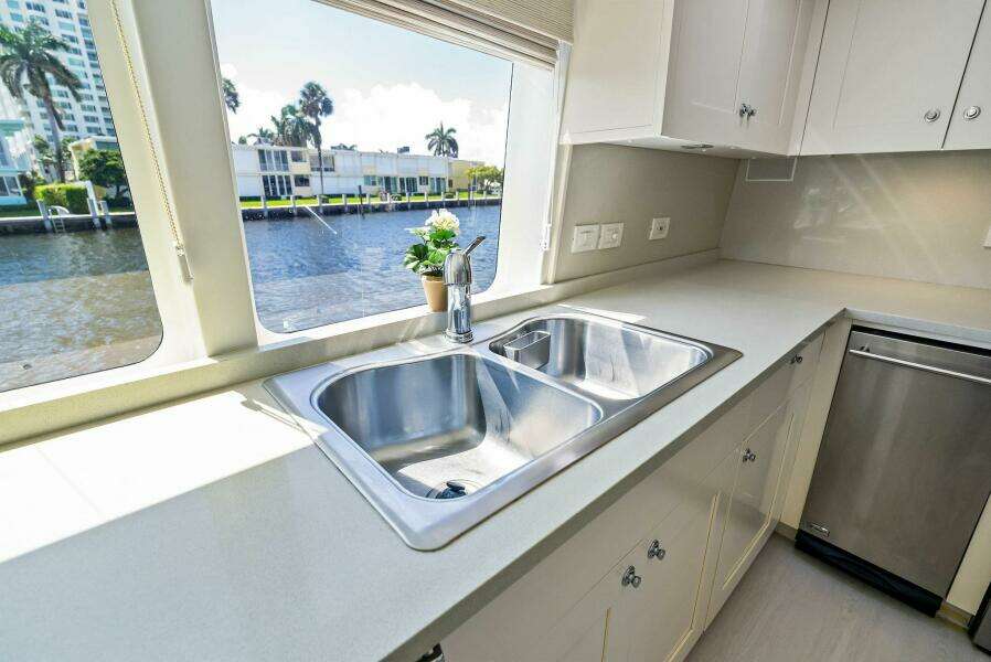 PEGASUS IX 92ft Sabre Yacht For Sale