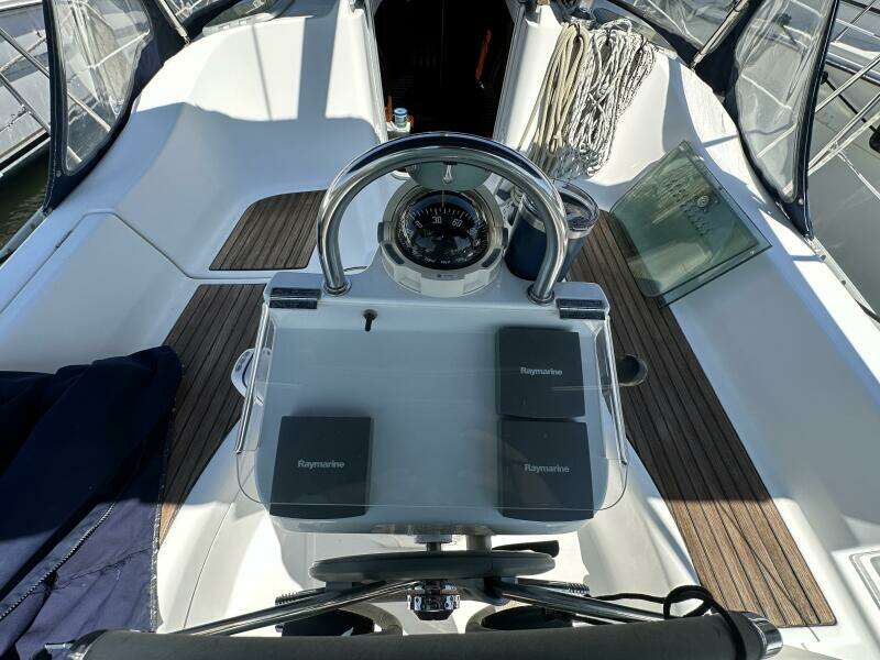 Cool Breeze 33ft Beneteau Yacht For Sale