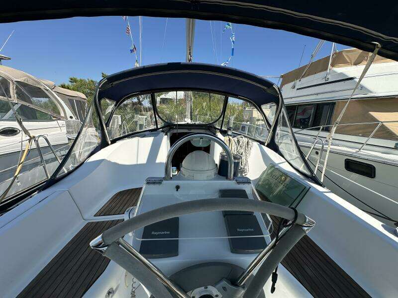 Cool Breeze 33ft Beneteau Yacht For Sale