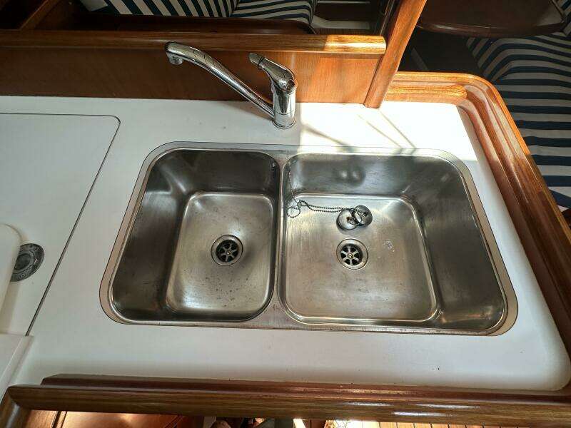 Cool Breeze 33ft Beneteau Yacht For Sale
