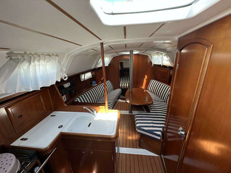Cool Breeze 33ft Beneteau Yacht For Sale