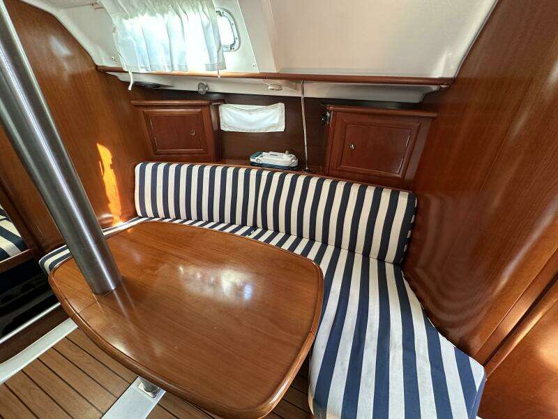 Cool Breeze 33ft Beneteau Yacht For Sale