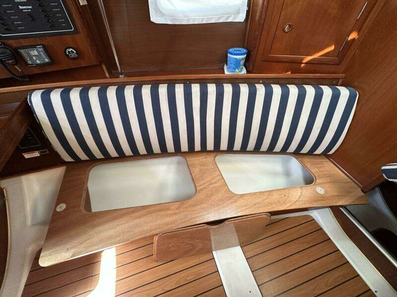 Cool Breeze 33ft Beneteau Yacht For Sale