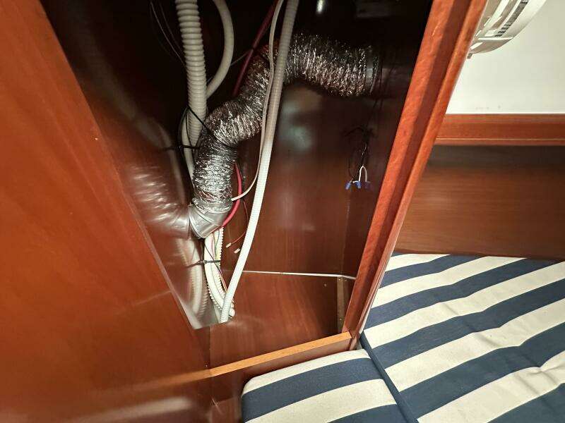 Cool Breeze 33ft Beneteau Yacht For Sale