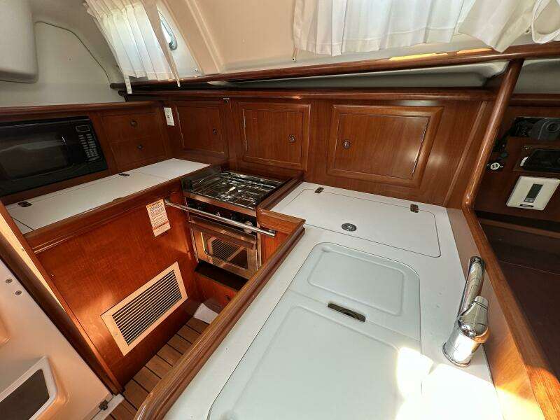 Cool Breeze 33ft Beneteau Yacht For Sale