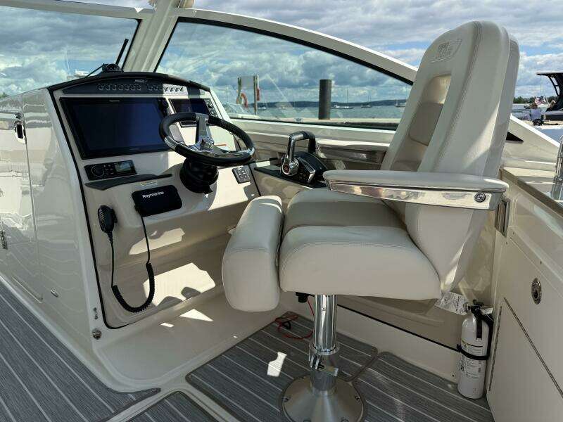 32ft Boston Whaler Yacht For Sale