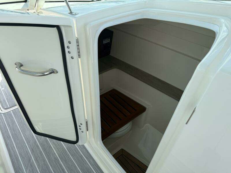 32ft Boston Whaler Yacht For Sale