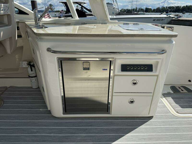 32ft Boston Whaler Yacht For Sale