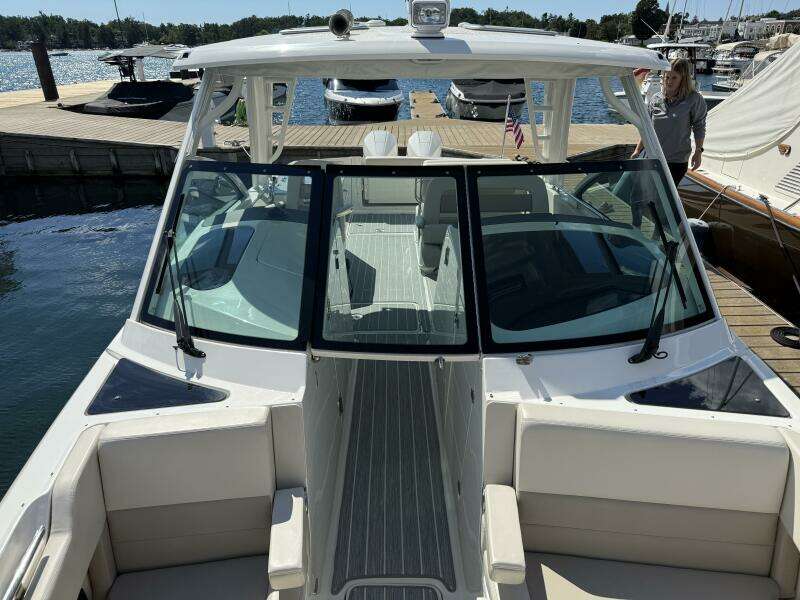 32ft Boston Whaler Yacht For Sale