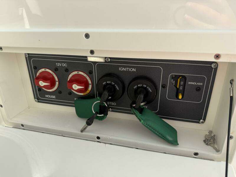 32ft Boston Whaler Yacht For Sale