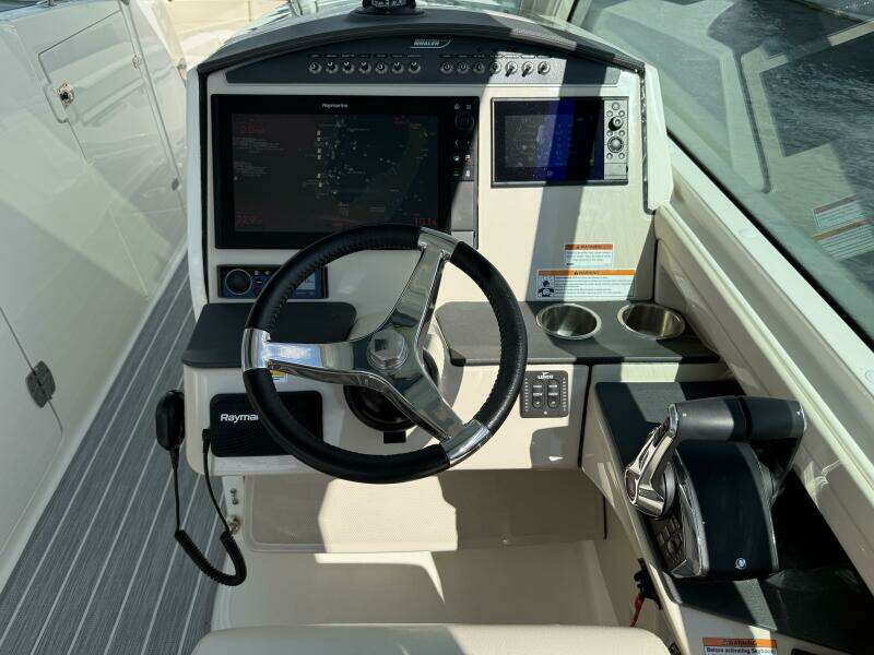 32ft Boston Whaler Yacht For Sale