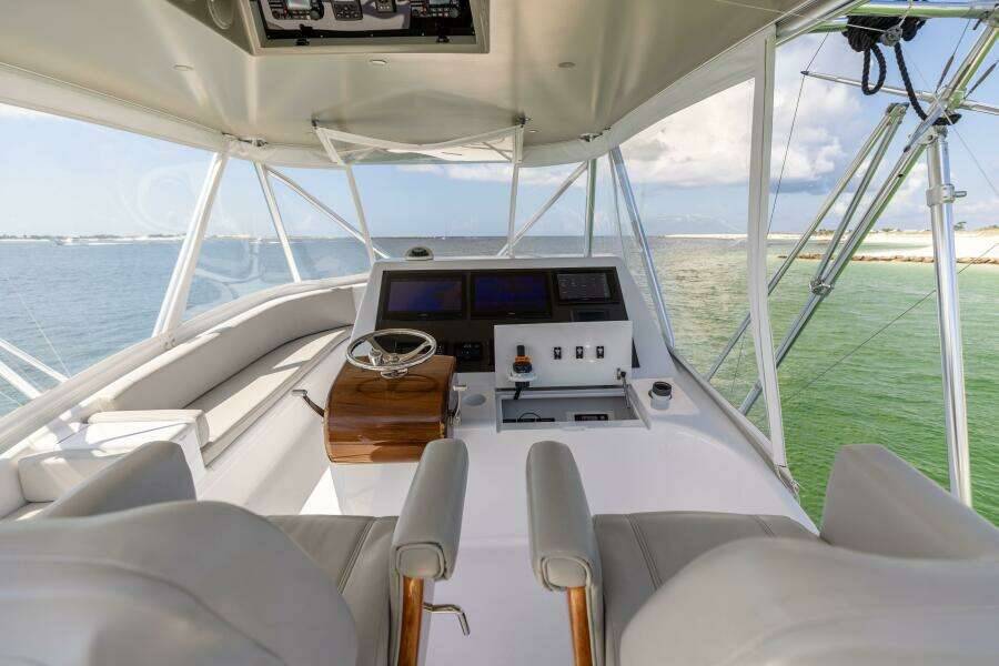 2010 Spencer 57 Convertible- Perra Mala- Helm