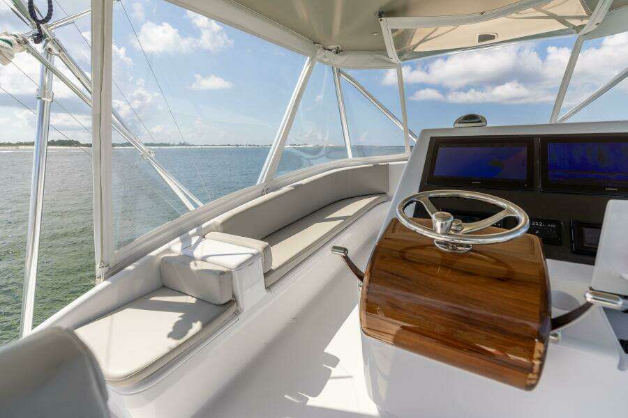2010 Spencer 57 Convertible- Perra Mala- Helm
