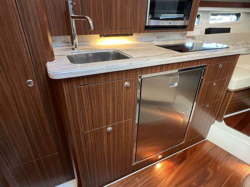 35ft Pursuit Yacht For Sale