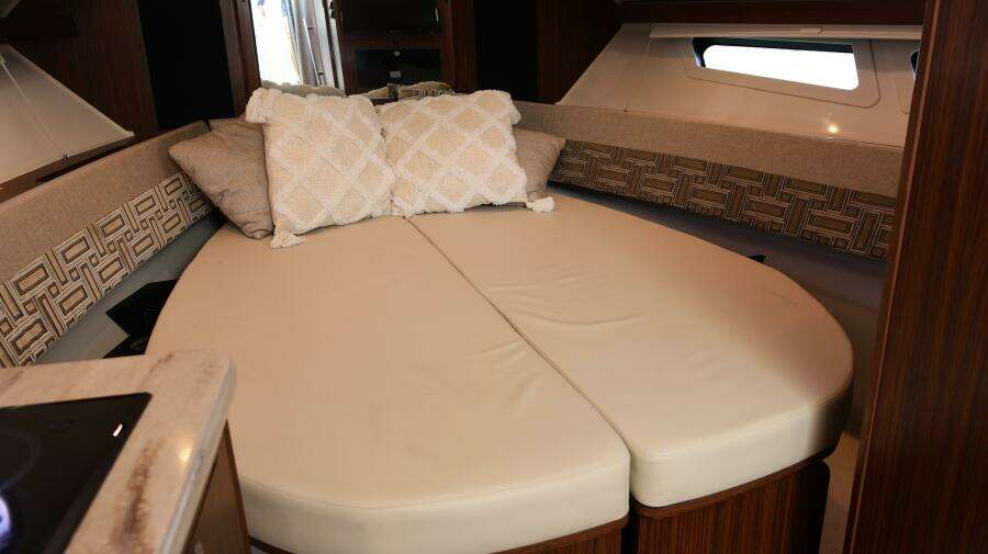 35ft Pursuit Yacht For Sale