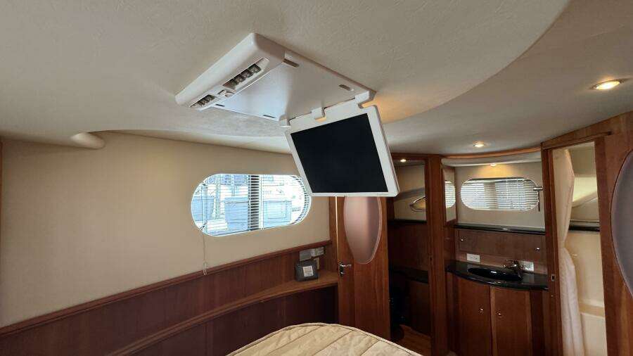 Full Beam Aft Owner's Suite