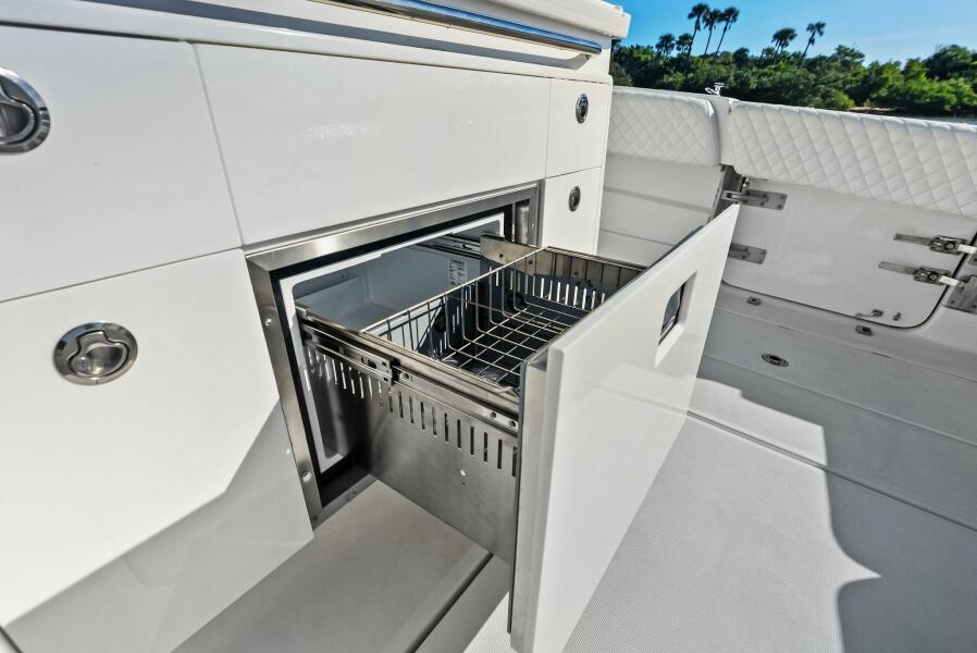 42' 2023 HCB 42 Lujo