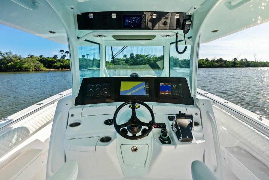 42' 2023 HCB 42 Lujo