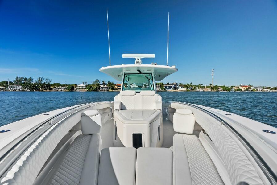 42' 2023 HCB 42 Lujo