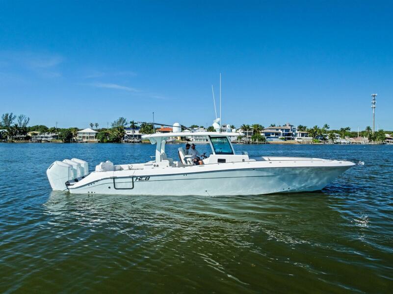 42' 2023 HCB 42 Lujo