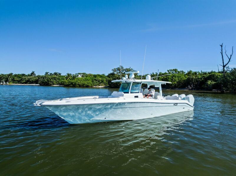 42' 2023 HCB 42 Lujo