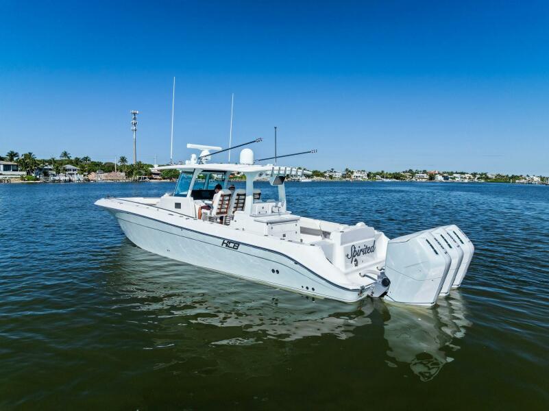 42' 2023 HCB 42 Lujo