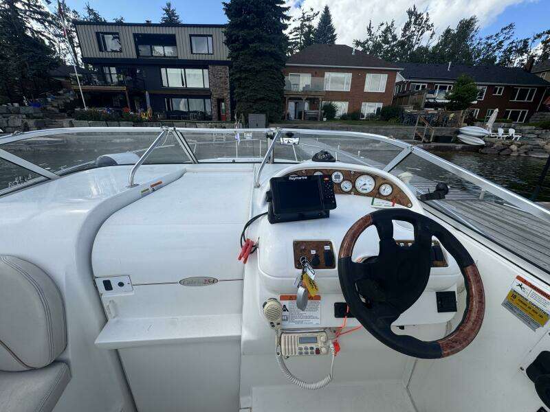 Fandango 25ft Larson Yacht For Sale