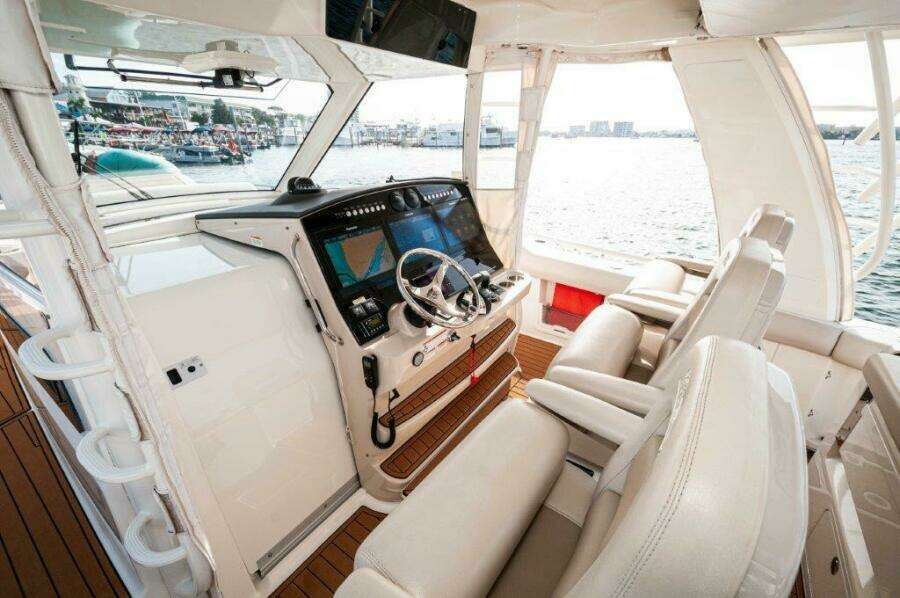 2018 42 Boston Whaler 420 Outrage The Tyder II Helm (4)