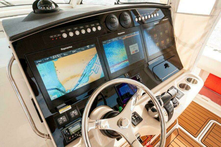 2018 42 Boston Whaler 420 Outrage The Tyder II Helm (2)