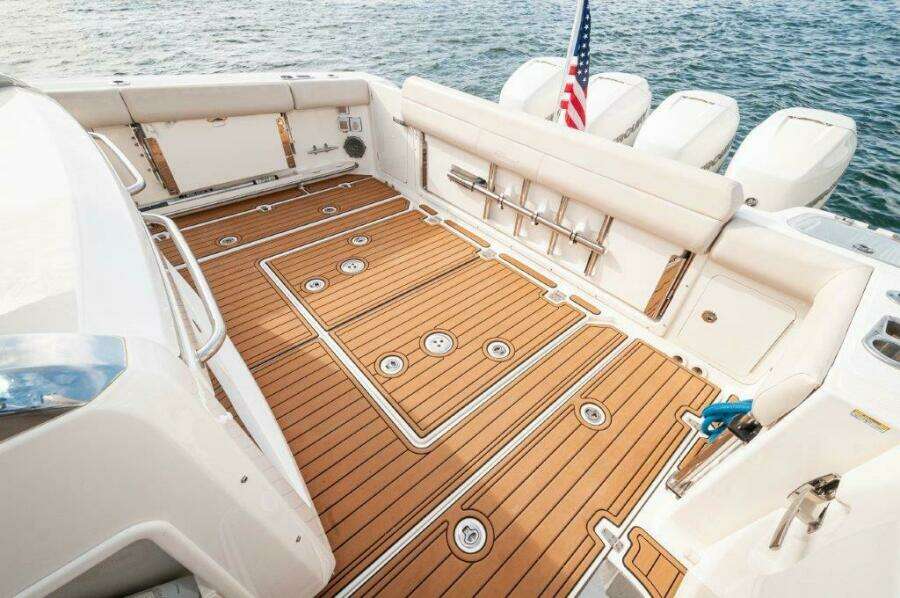 2018 42 Boston Whaler 420 Outrage The Tyder II Cockpit (1)
