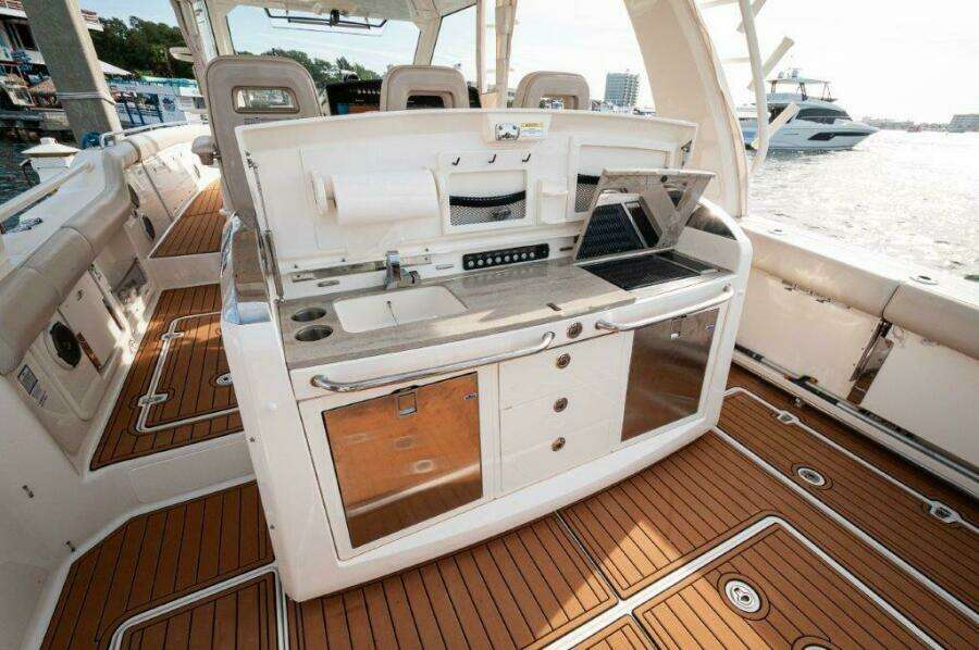 2018 42 Boston Whaler 420 Outrage The Tyder II Cockpit (2)
