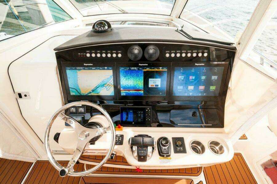 2018 42 Boston Whaler 420 Outrage The Tyder II Helm (3)