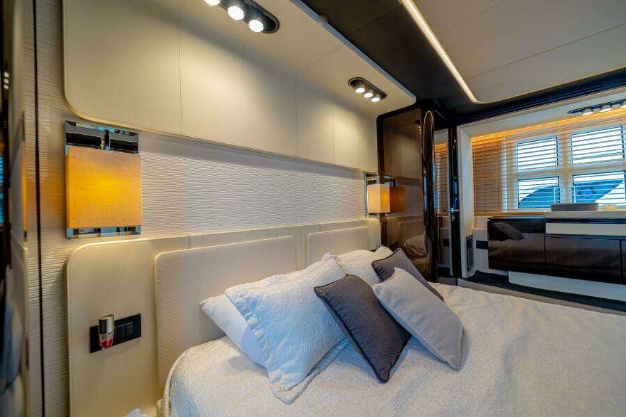 2017 Azimut 77 