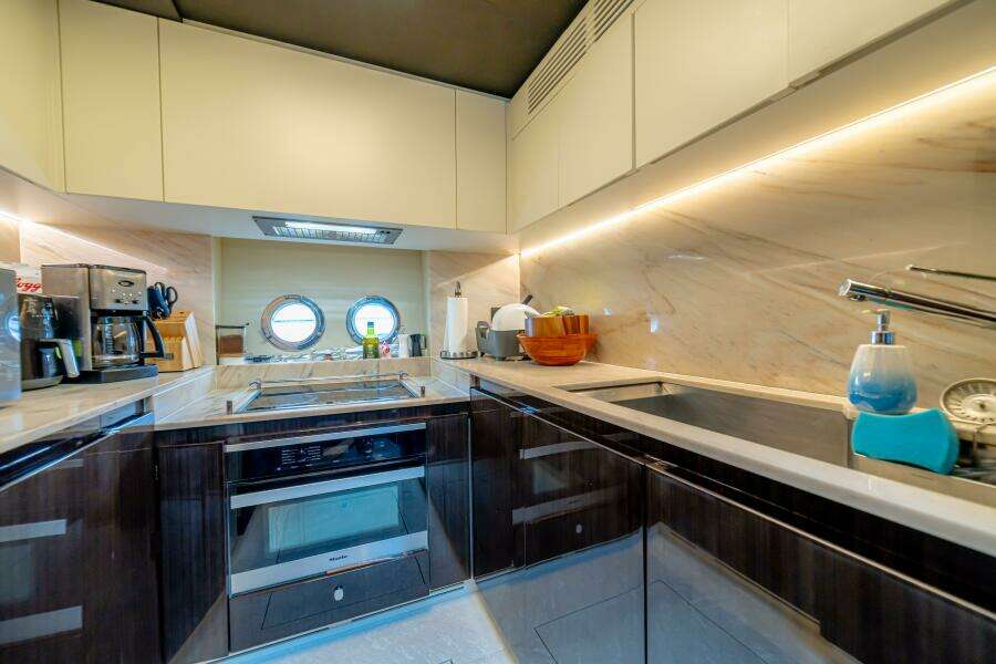 2017 Azimut 77 
