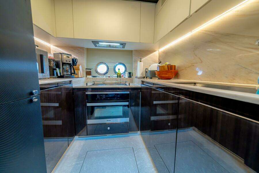 2017 Azimut 77 