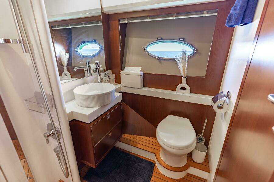 2011 Princess 64 'Harbor Story' - Guest Head