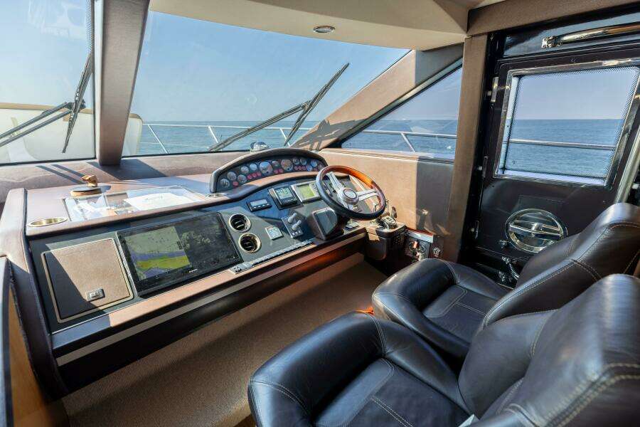2011 Princess 64 'Harbor Story' - Helm 
