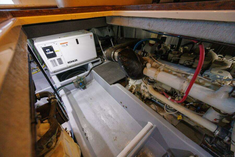 2004 Meridian 411 