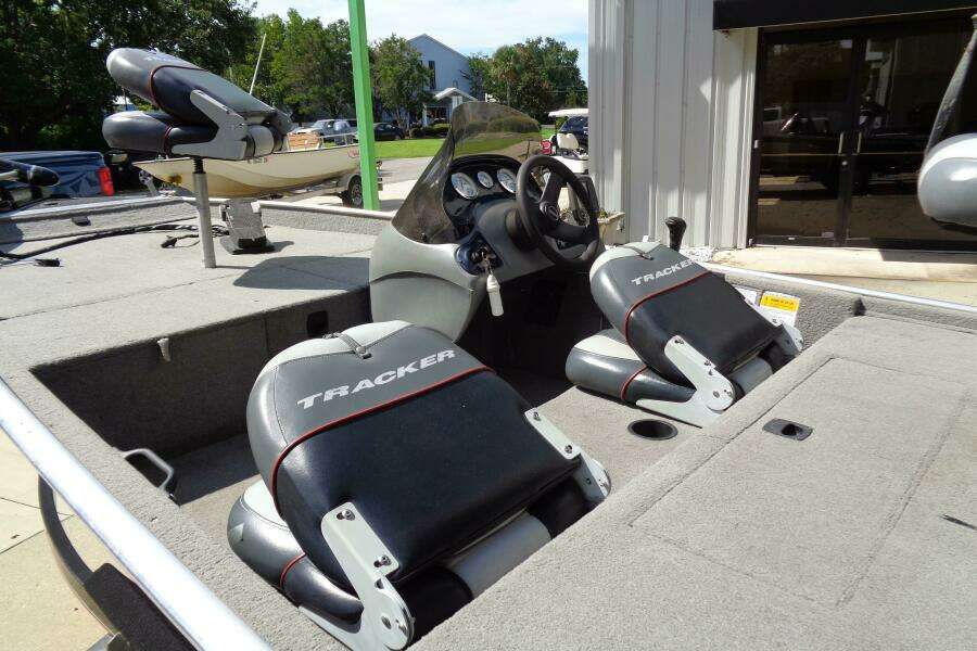 18ft Tracker Yacht For Sale