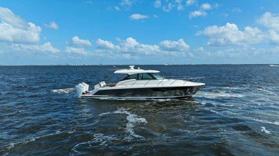 2022 Tiara Sport 43 LE