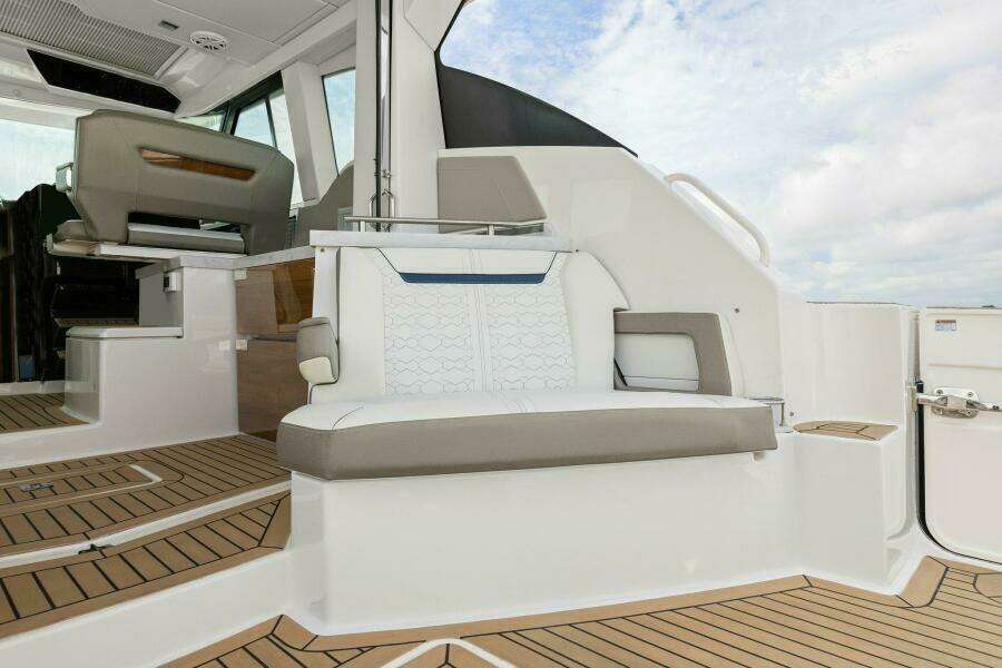 2022 Tiara Sport 43 LE