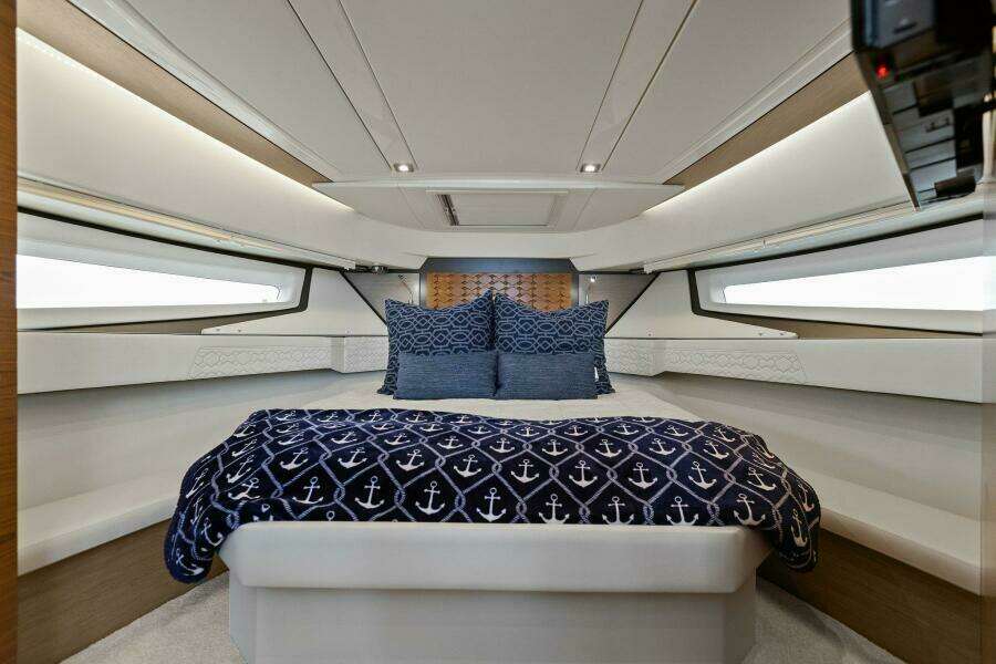 2022 Tiara Sport 43 LE
