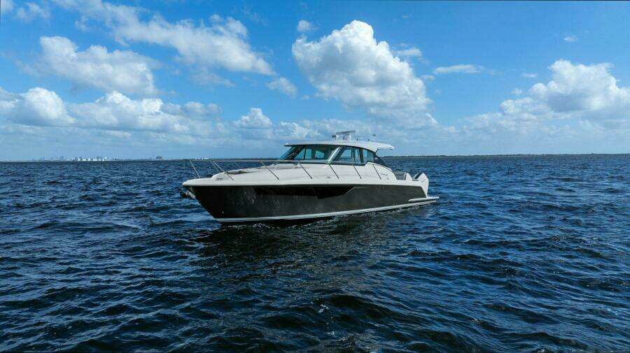 2022 Tiara Sport 43 LE