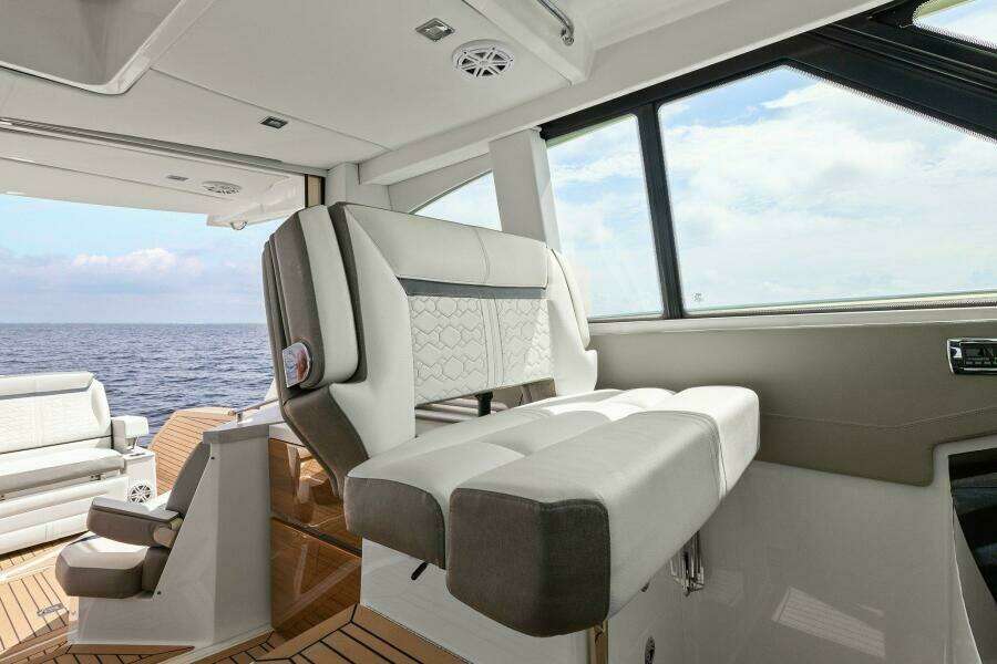 2022 Tiara Sport 43 LE