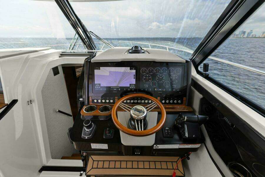 2022 Tiara Sport 43 LE
